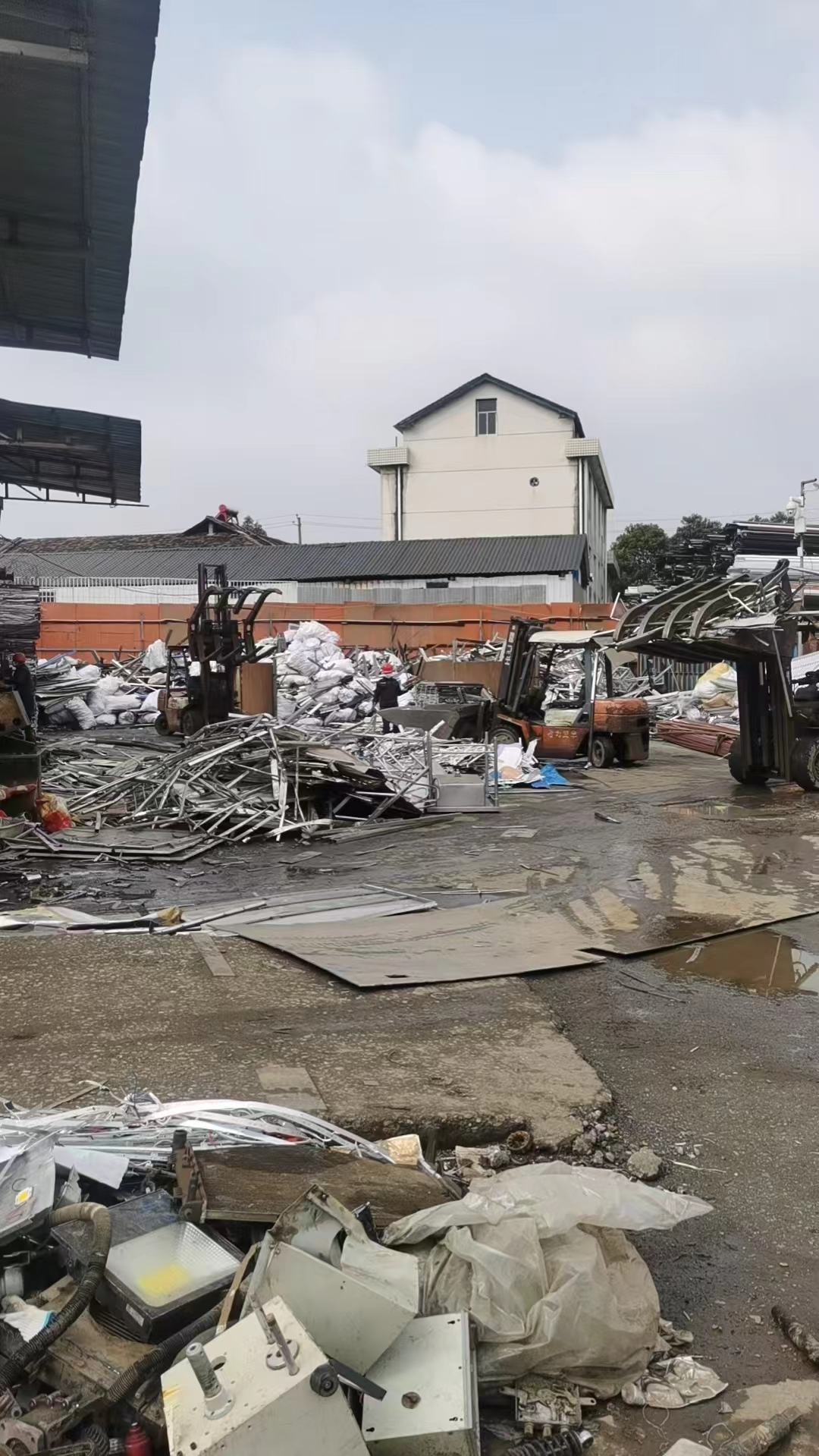 收購閑置廠礦，廢銅，廢鋁，廢鐵，各種機電設備等。